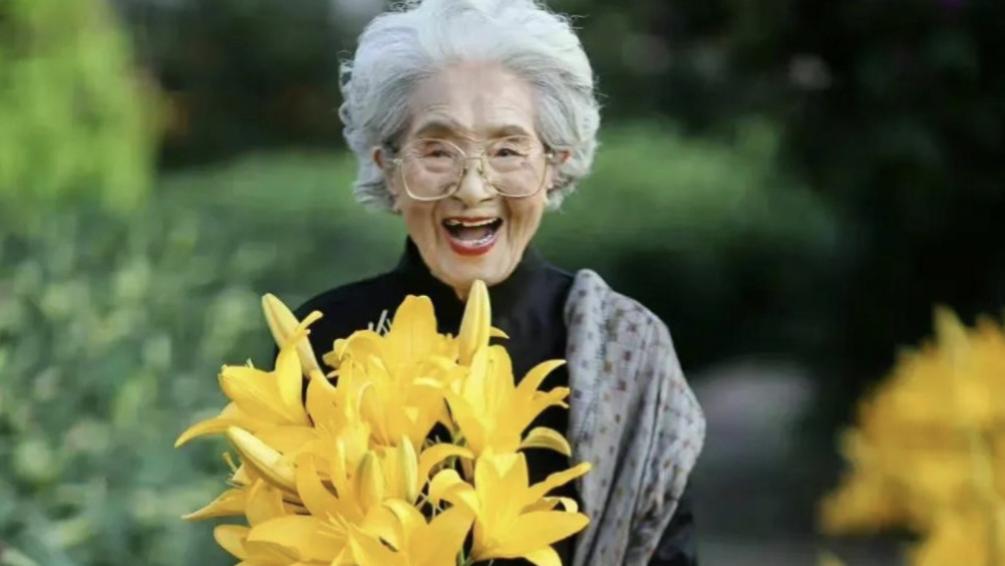 103岁“网红奶奶”喻泽琴去世，一生行医，一生乐观积极