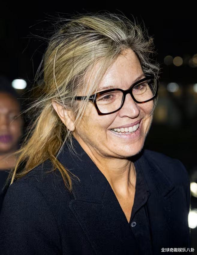 化妆 不化妆、戴眼镜、头发凌乱:马克西玛抵达坦桑尼亚时的自然造型