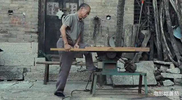 预告|80岁老人在烈日下求生，却没一单生意：活着，从来都没有那么简单