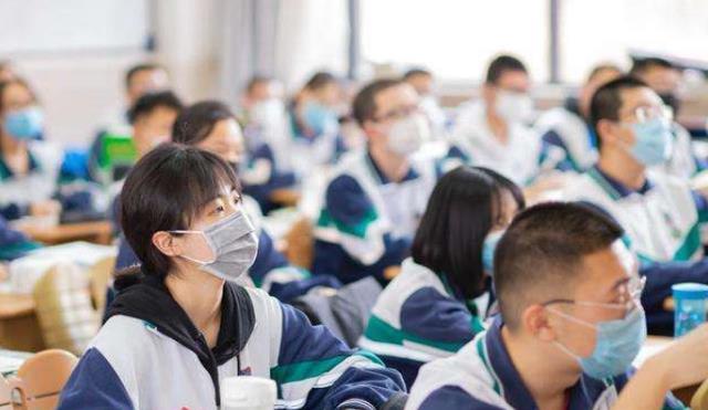 |高中生在夜店做试卷，网友丝毫不留情，直接评论：你打算上大专？