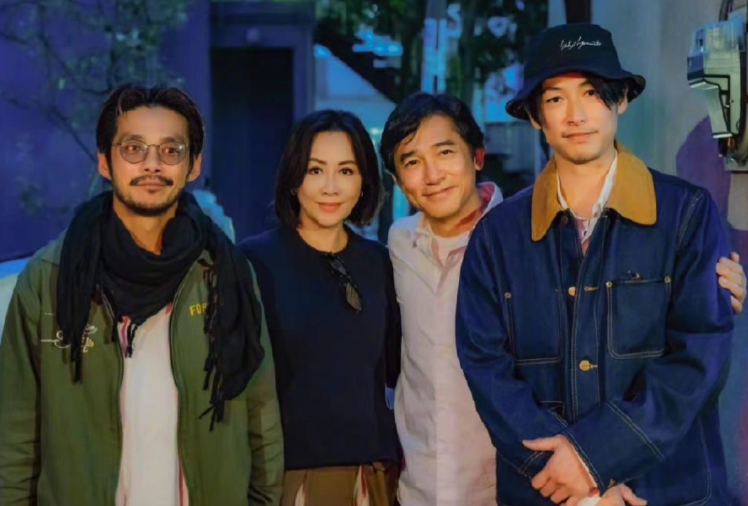 刘嘉玲|刘嘉玲从日本回国，为千亿富豪庆生，相识多年关系好，不见老公身影