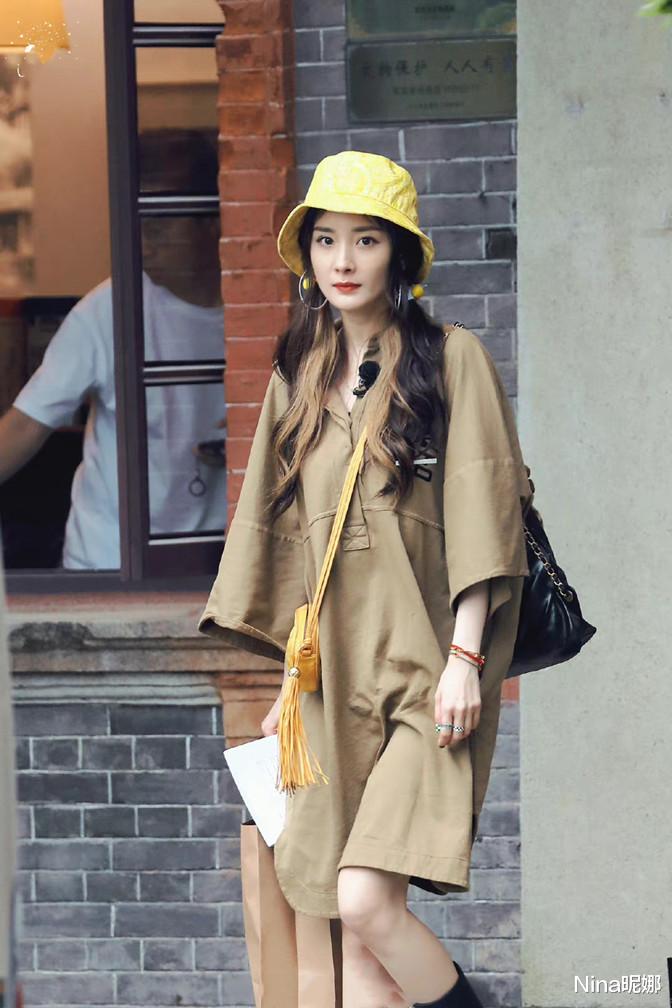 杨幂 杨幂录制花少，特意扎双马尾形象变化大，穿裙戴小黄帽少女味好浓