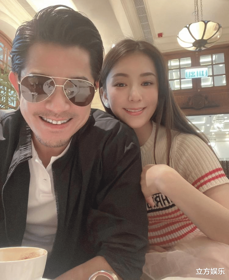 方媛|方媛晒的玫瑰只值几百块?身体语言看出她眼里满是失落!