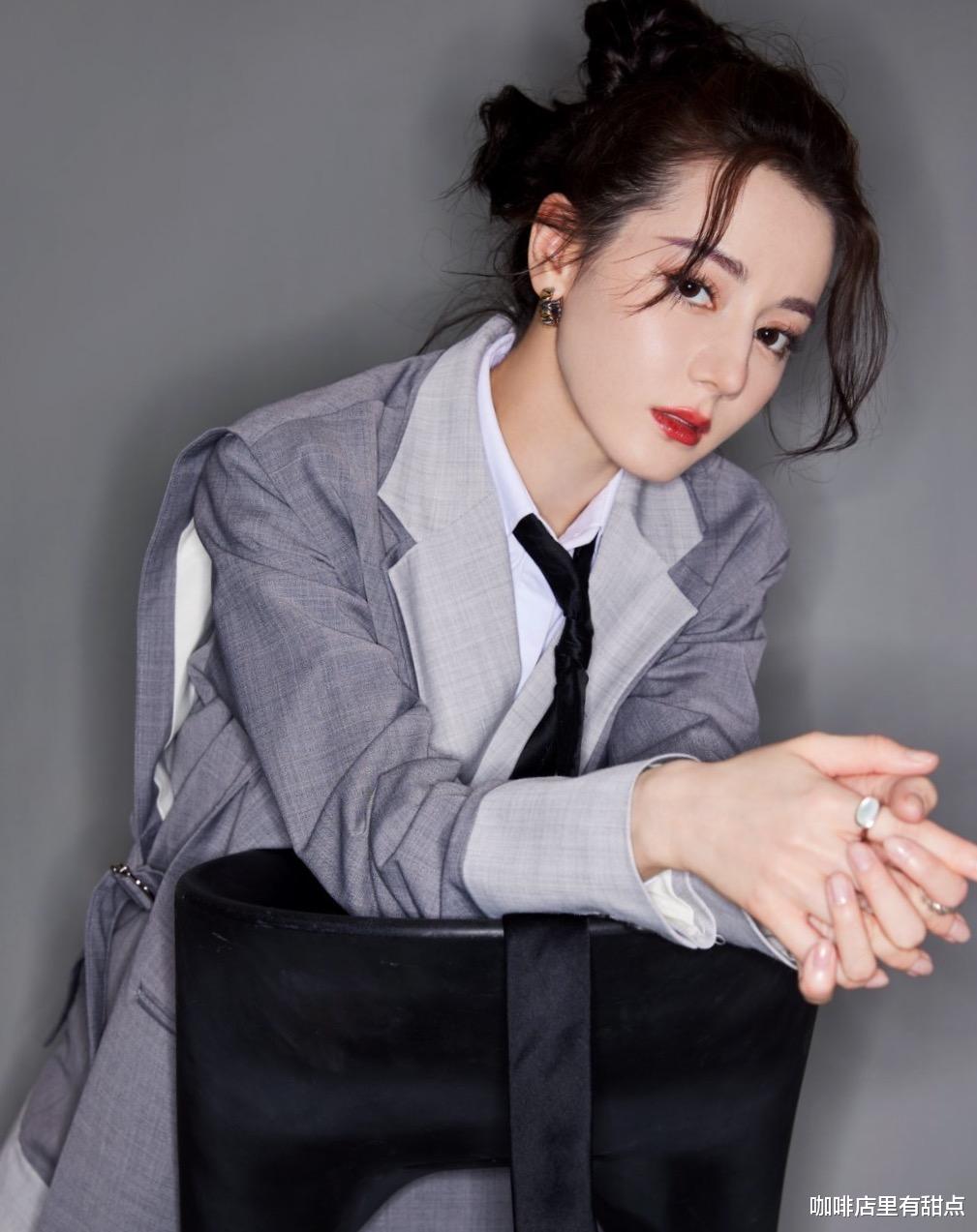 沈翊|迪丽热巴一袭灰色长西装搭配可爱丸子头,这颜值和身材绝对妥妥的校花