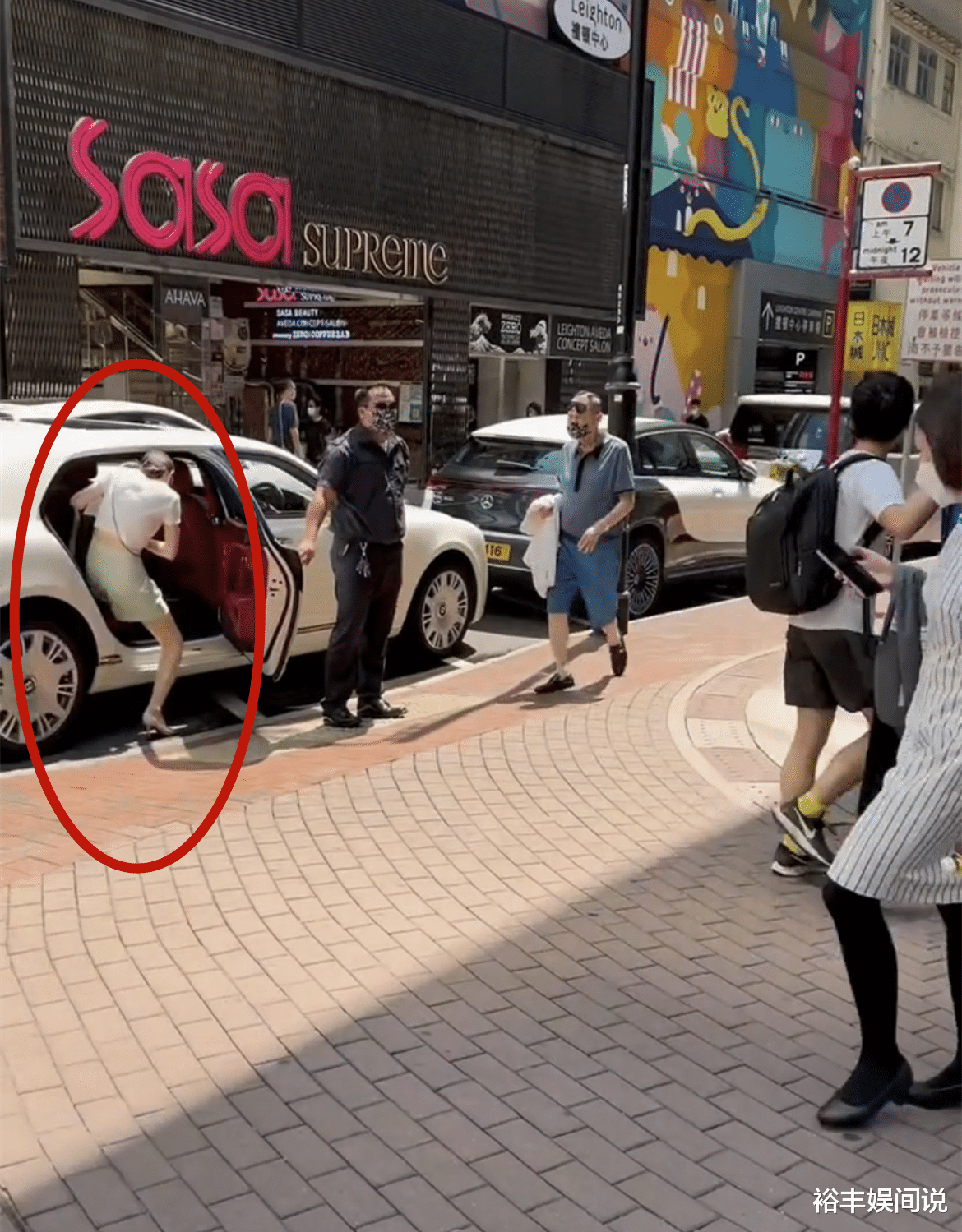 |85岁赵世增现身街头！身边又换貌美女子，一生未婚女友却多不胜数