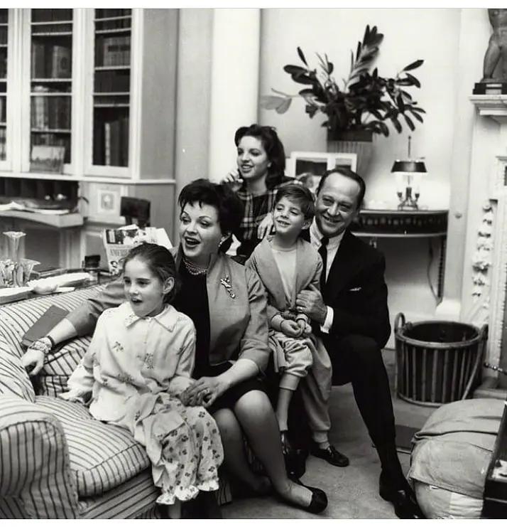 绿野仙踪|朱迪·嘉兰：因《绿野仙踪》成名，5段不幸婚姻，47岁死在浴室