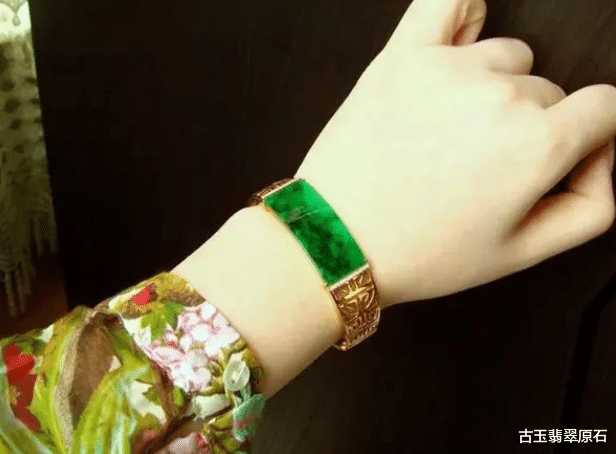 聊聊|大哥8000买进的浑身“爆色”的翡翠原石,想怼帝王绿,谁曾想现实给了他一个耳光