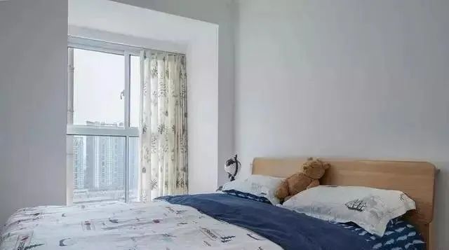 99平紧促小三室，一进门把人迷住，17万装修太值，客厅漂亮极了