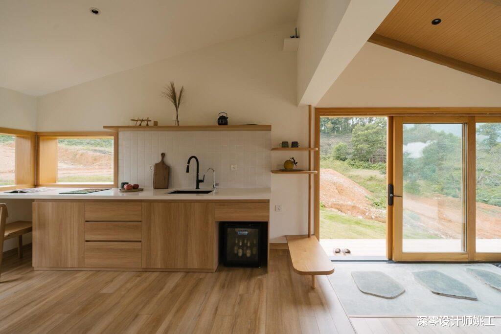 这个养老房绝了啊！小两层依附在山脚下，拱形门窗带来数不尽的温柔