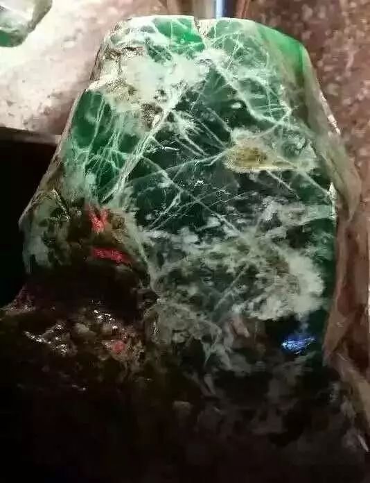 翡翠|一块被绺裂“附体”的翡翠原石。
