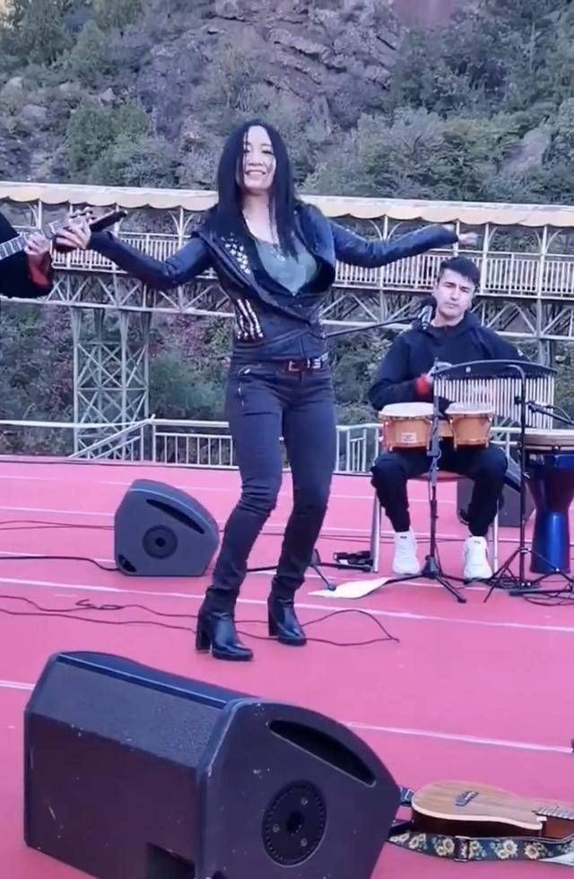 明星|斯琴格日又现身了，乡下商演太过落魄，被网友指责靠臧天朔上位