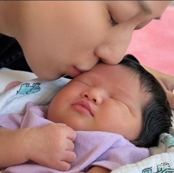 钟嘉欣|钟嘉欣圣诞节首晒一家五口温馨全家福 抱着小女儿秀好身材