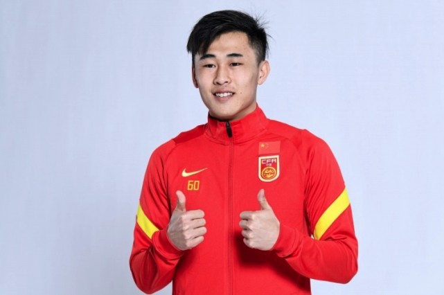 国足|喜讯！FIFA确定22岁前英超新星能为国足登场，郑智接班人将战12强赛