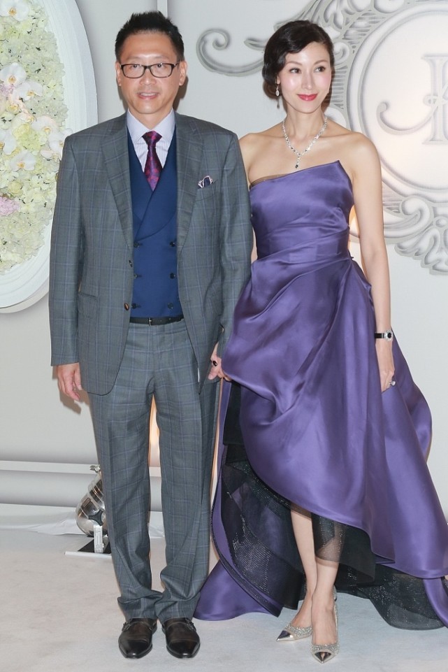 李嘉欣的美艳一般人比不过，携夫盛装出席，“深紫色”造型太高贵