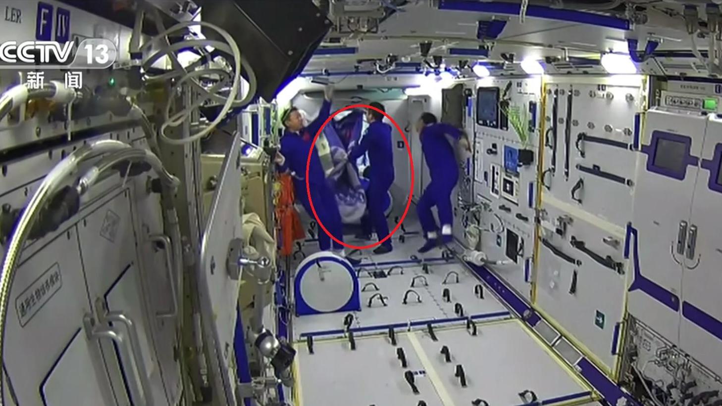 6名航天员昨晚怎么睡？神十四乘组住核心舱，神舟十五乘组打“挂铺”？
