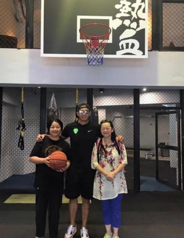 陈建州|陈建州晒全家福为母亲庆生，黑妈憔悴出镜，因患癌做化疗衰老迅速