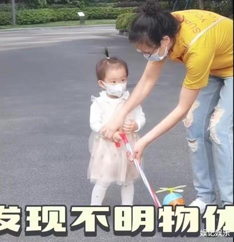 苗苗|苗苗坐月子期间晒娃,女儿梳着洋葱头,皮肤白皙单眼皮抢镜