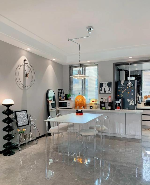 坚持极简主义的浙江夫妇，把家装修得一尘不染，透着骨子里的高级