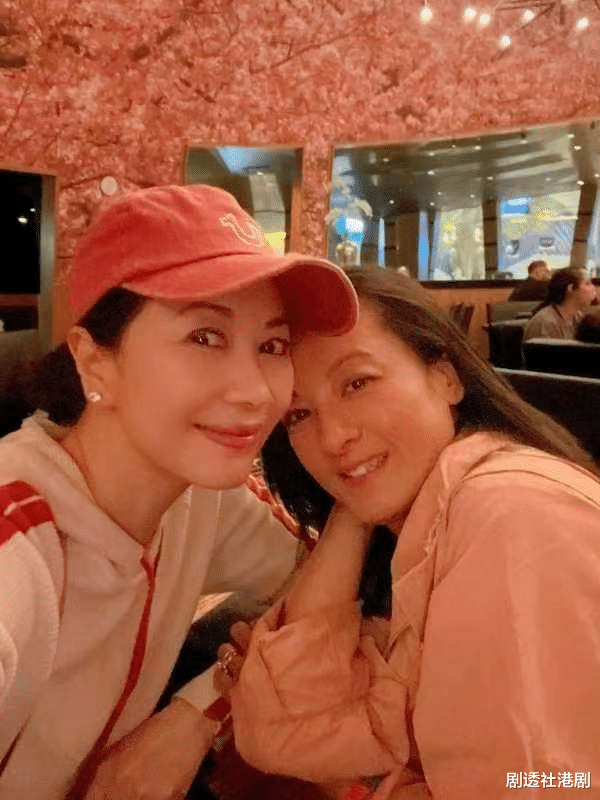 香港小姐|超靓！55岁前港姐冠军零滤镜素颜震撼网友，经历三次婚姻终嫁初恋