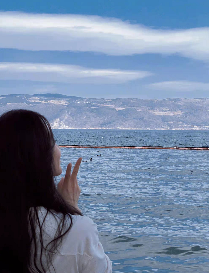 艾米|刘诗诗罕见分享日常美照！穿休闲装看海像拍偶像剧，人比风景还美