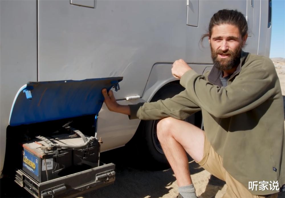 1家4口低价买下1994年旧车,把小巴车变成9㎡蜗居,开始流浪生活