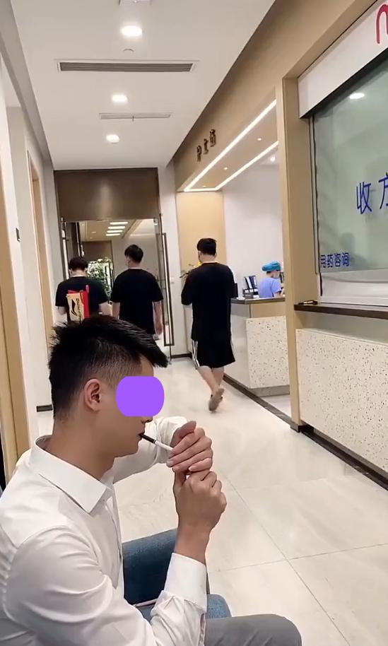 男子想在医院抽烟，护士把衣服内侧的字条给他看：医院禁止吸烟