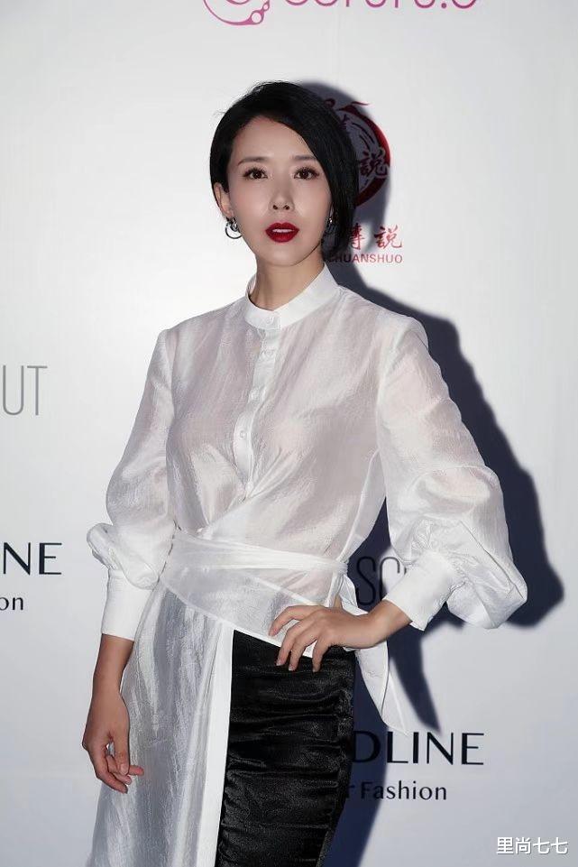 杨雪|颜丹晨杨雪同框,颜丹晨简约风显知性,杨雪旗袍装温婉大方