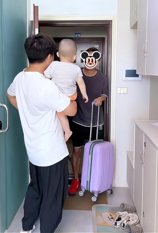 一男子去出差,到兄弟家借宿,看到他的妻子是自己的前女友