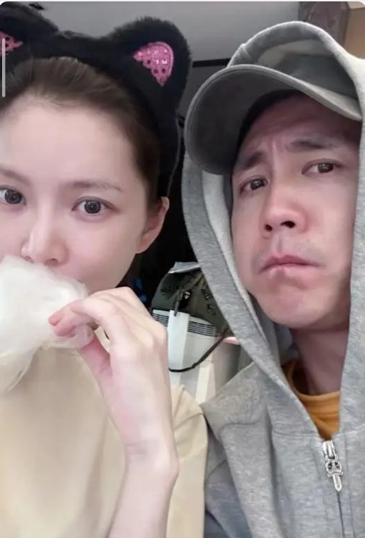 阿拉丁|杜淳在家给老婆做棉花糖,与王灿贴脸秀恩爱,夫妻同框像隔代人