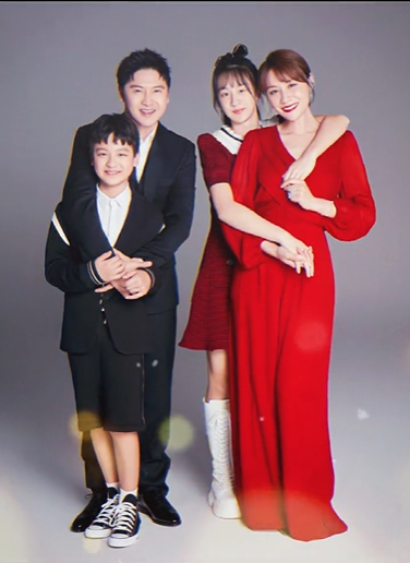 田亮|田亮晒全家福，森碟基本和叶一茜一样高，一家四口用同一张脸