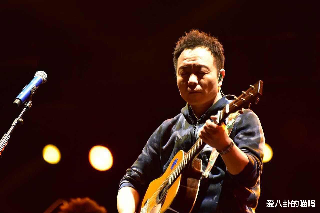 董璇|许巍，穷得叮当响，差点抑郁自杀，军官女友拯救了他的人生