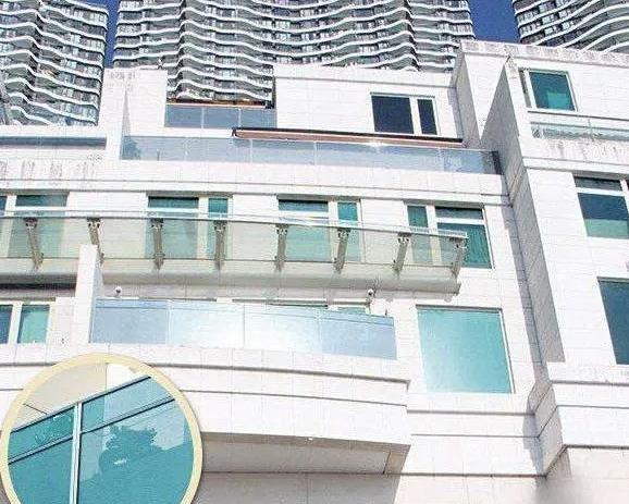 走进古天乐在香港的家,窗户全用窗帘遮住,外人几乎看不见里面