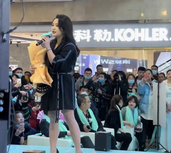 金·凯瑞|沈阳：35岁何洁参加商演，皮肤娇嫩身材有些发福，“她易孕体质”