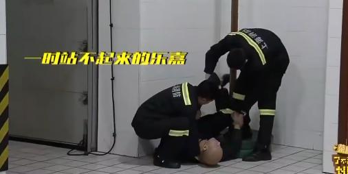 女明星如何应对走光？鞠婧祎肩带滑落淡定演唱，刘涛吓得花容失色