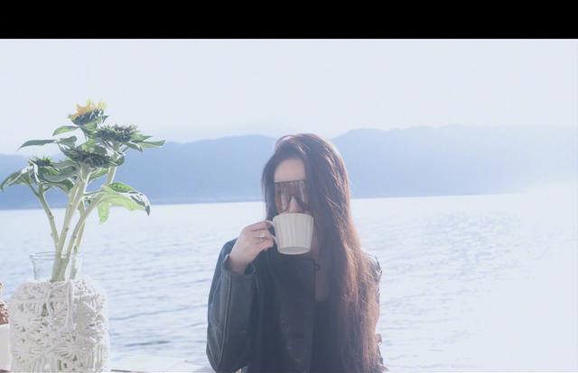 小姐姐|刘亦菲这组照片太飒了，真的想坐姐姐的副驾