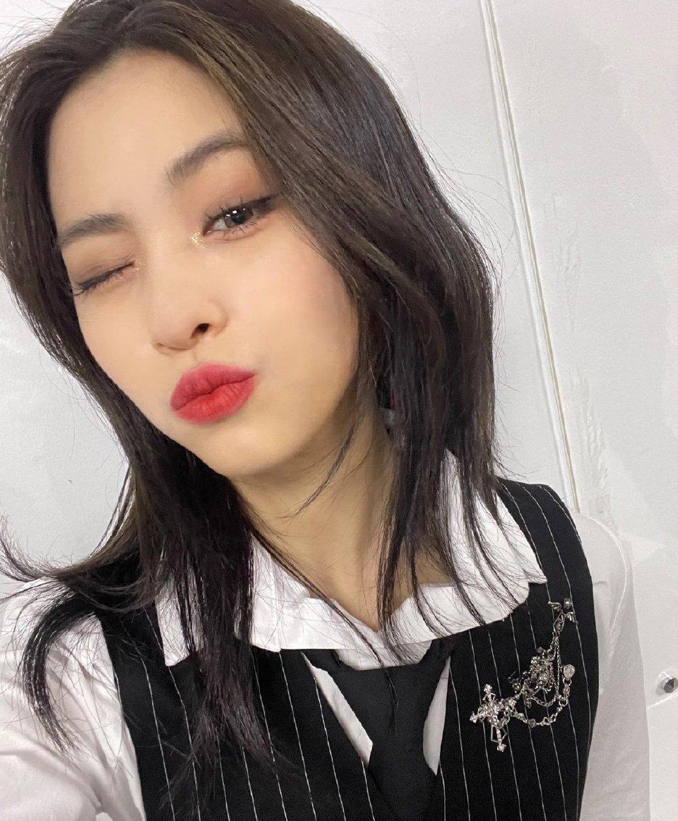 申留真|ITZY申留真直播谈JOY恋情，黄礼志脸色大变，粉丝称怕被说不要谈