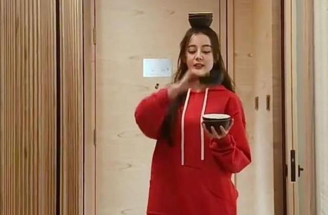 迪丽热巴|迪丽热巴又顶碗了!年前再次看到热巴给大家来个表演秀