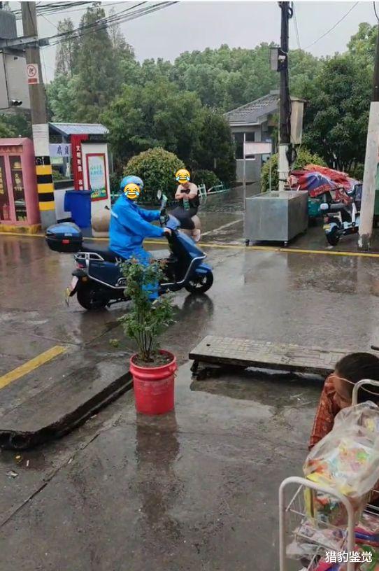 江苏女子在暴雨中淋雨,坐在街头浑身湿透:没钱交房租被赶出来了