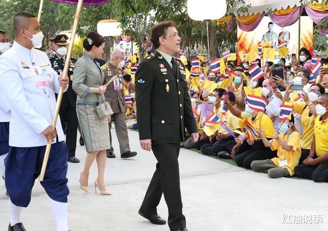 苏提达|44岁苏提达风趣幽默，跟小粉丝玩“躲猫猫”，逗得泰王开怀大笑