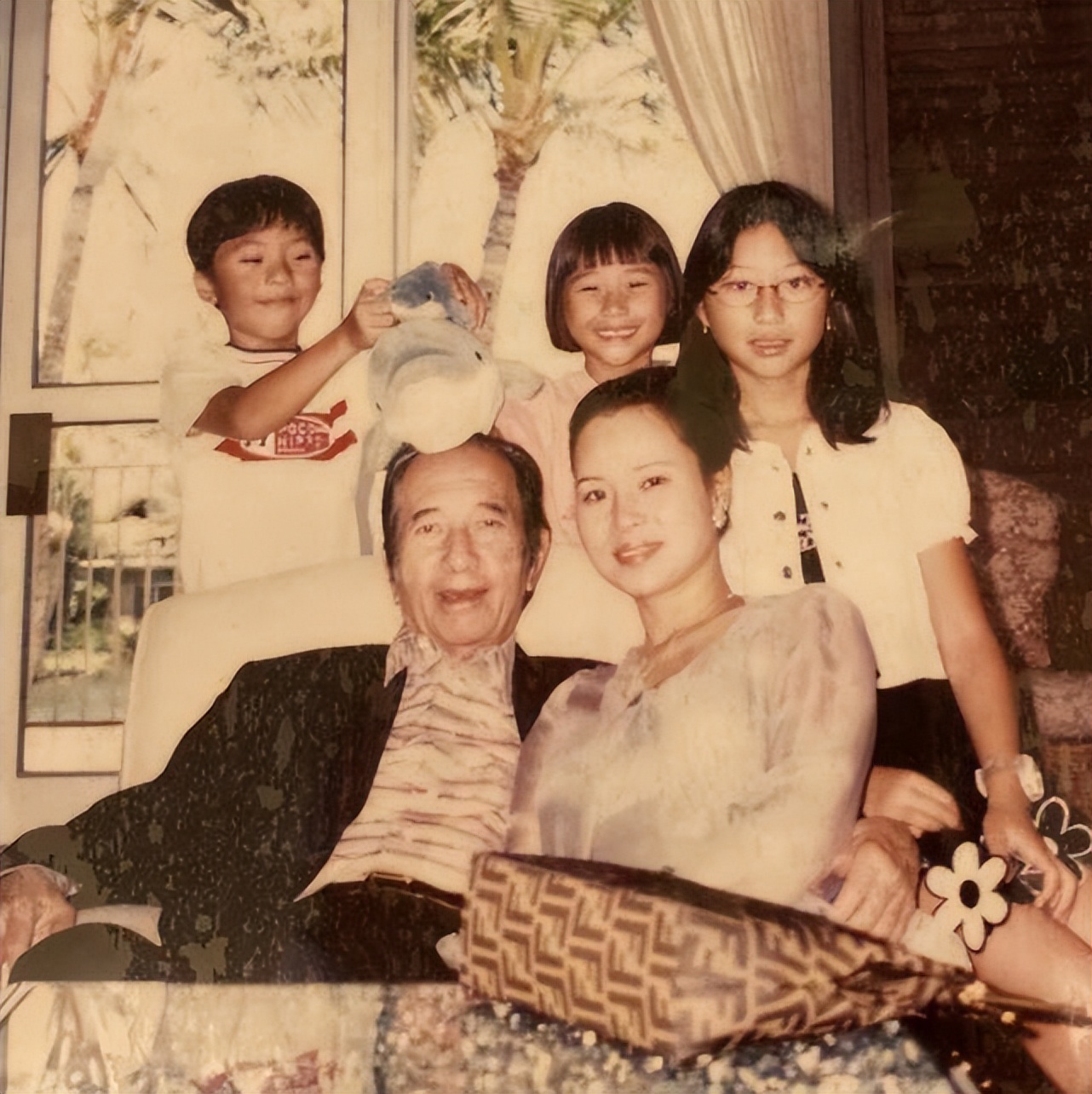 |赌王最美千金怀孕再添锤，小腹高高凸起藏不住，姐姐嫁给消防员