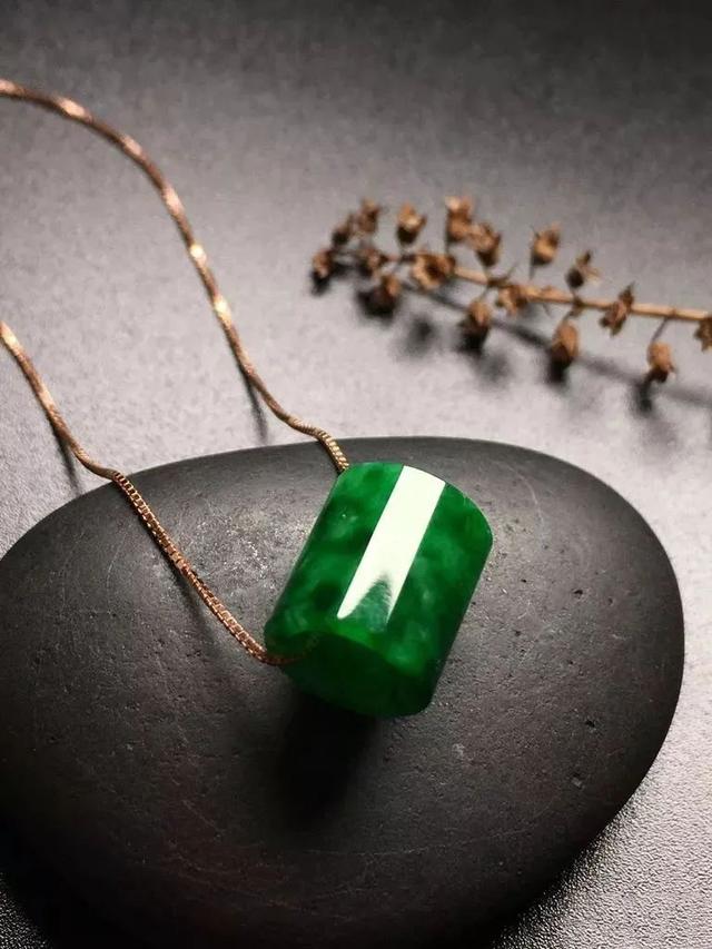 翡翠|山路难行日易斜,烟村霜树欲栖鸦,翡翠路路通的寓意你都知道吗?