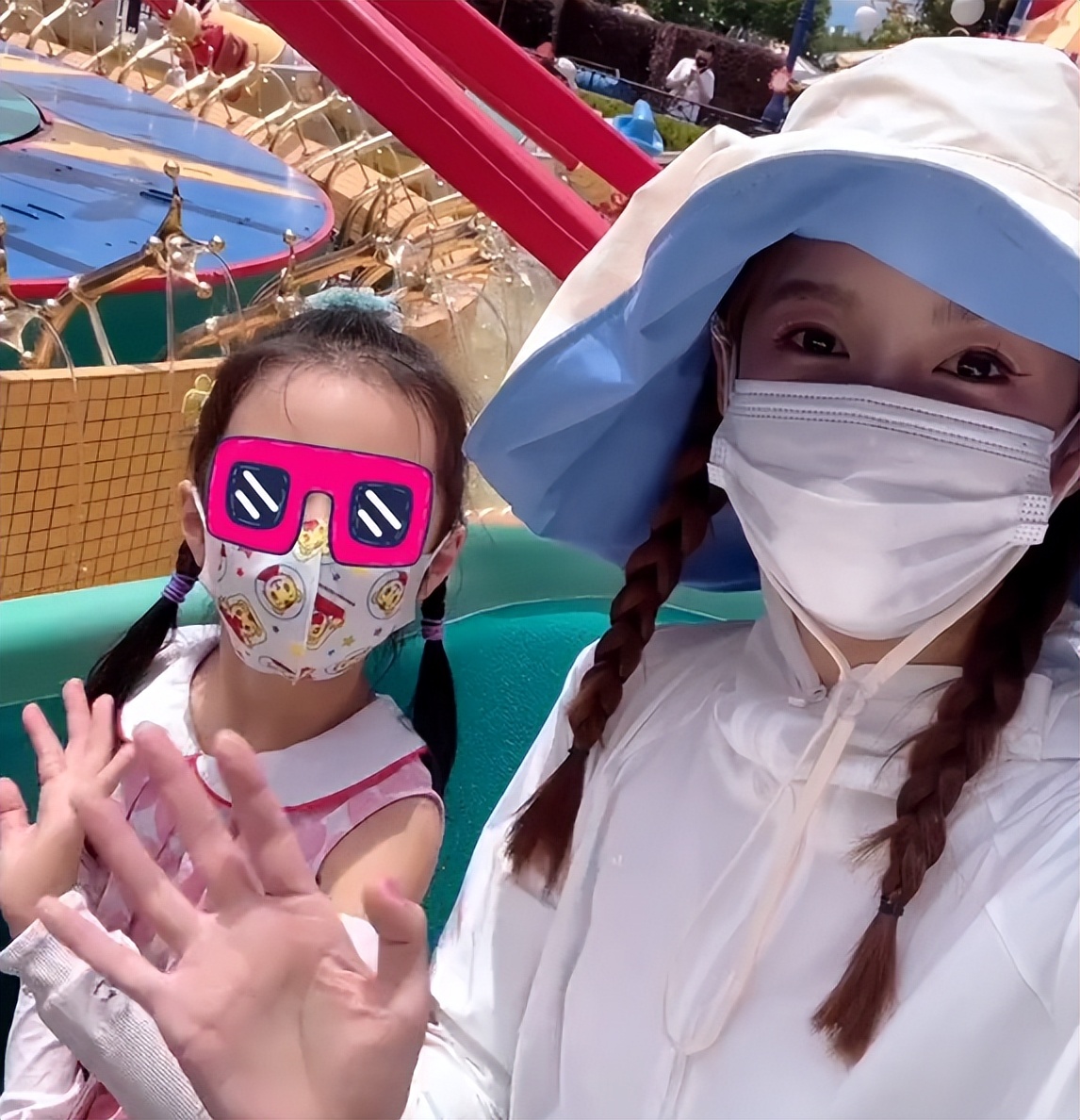 张子萱|张子萱陈赫带娃同游迪士尼！大方捧手秀恩爱，全程打码男方引吐槽