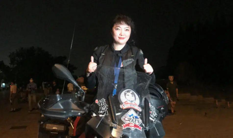 生下双胞胎后,丈夫提出离婚,她用一己之力,将脑瘫女儿送进名校