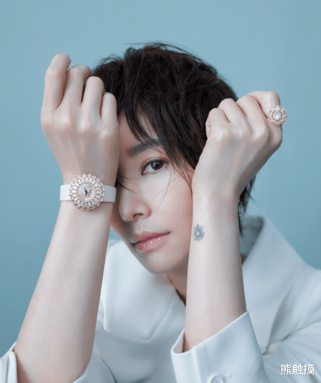 林心如|46岁林心如穿深V秀身材！帅气助理帮整理裙摆，胸前超大珠宝抢镜