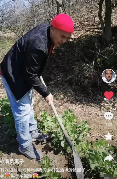 |这才叫偶像!51岁男演员黑子回村务农,称:有戏拍戏,没戏种地!