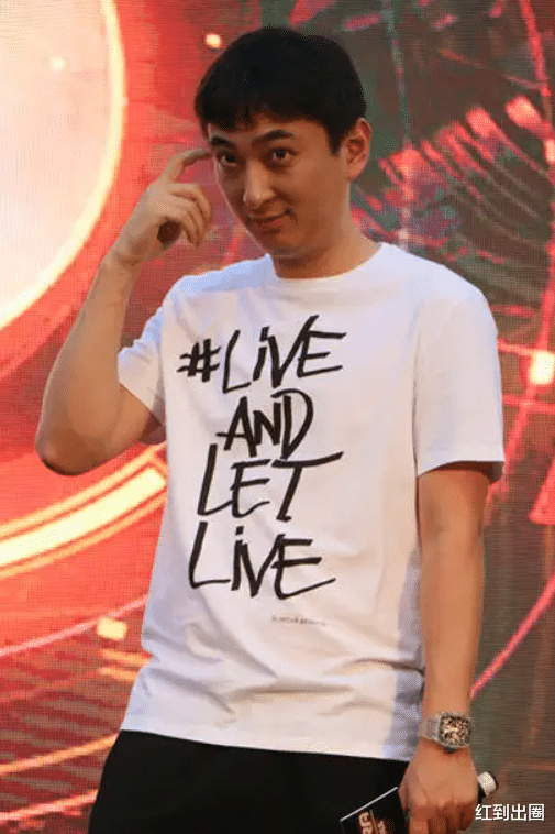 王思聪|王思聪带三位美女吃火锅,霸气搂住对方肩膀,女生光腿造型太抢眼