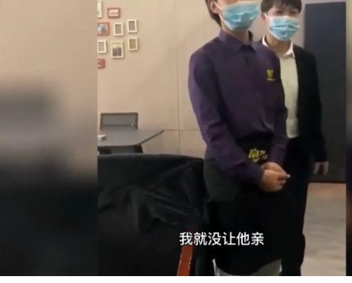 浙江杭州。在一酒吧内,一名男子服务员正在岗位上工作,突然一名女子醉醺醺地走过来