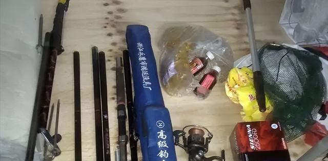 钓鱼|钓鱼界的扫地僧!广东一老奶奶徒手钓鱼,轻轻松松收获小半桶