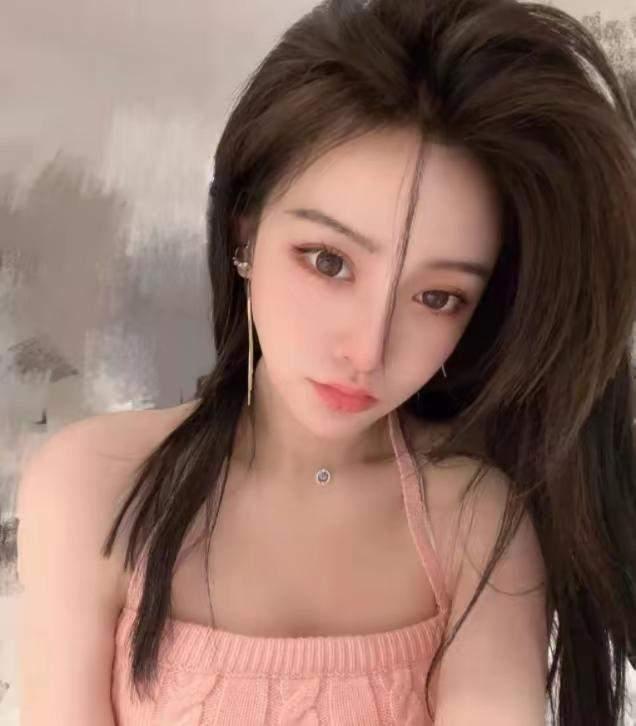 美女网红直播中出现睡衣男,急忙向网友澄清:水管工人