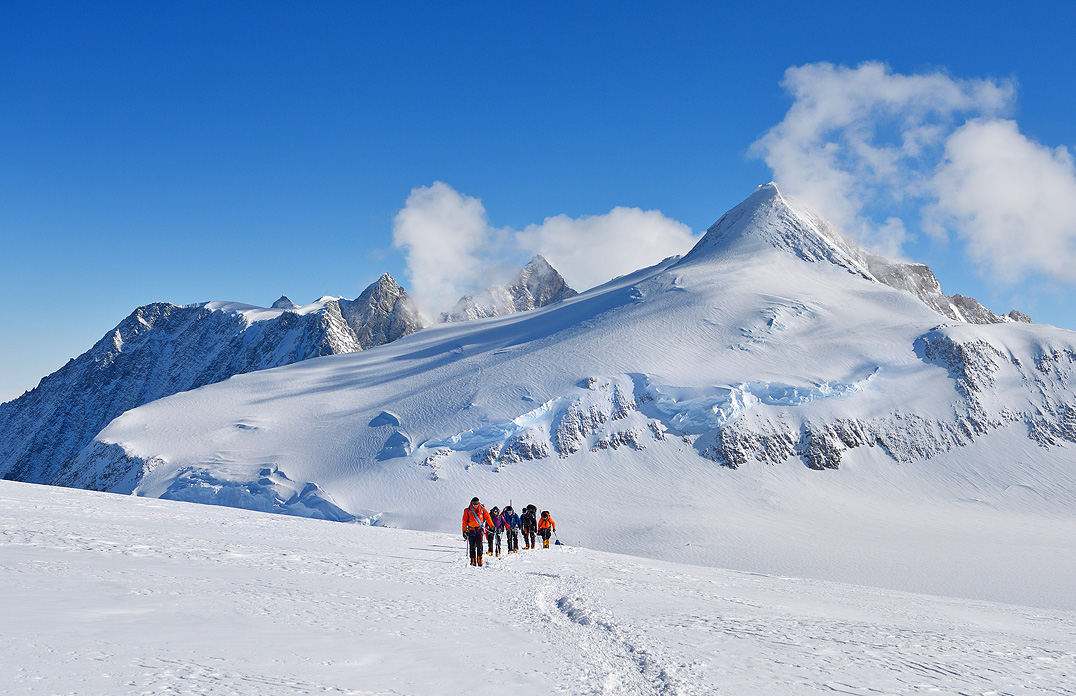 南极冰盖下有什么？俄罗斯钻探20年，于4千米处找到“异星世界”